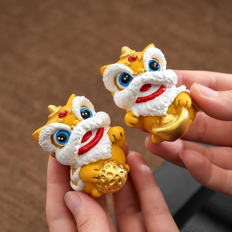 Dansende Chinese porseleinen leeuwenbeeldjes met goudbol