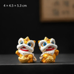 Dansende Chinese porseleinen leeuwenbeeldjes met goudbol — Goudgeel