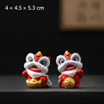 Dansende Chinese porseleinen leeuwenbeeldjes met goudbol — Rood