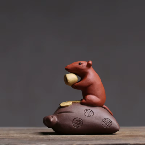 Decoratieve tea pet muis met geldbuidelvormige voet