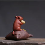 Decoratieve tea pet muis met geldbuidelvormige voet