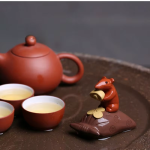 Decoratieve tea pet muis met geldbuidelvormige voet