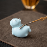 Dierlijke tea pet van blauw-wit porselein