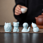 Dierlijke tea pet van blauw-wit porselein