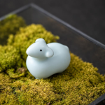 Dierlijke tea pet van blauw-wit porselein