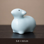 Dierlijke tea pet van blauw-wit porselein — Rond dier 5,8 × 4,8 cm