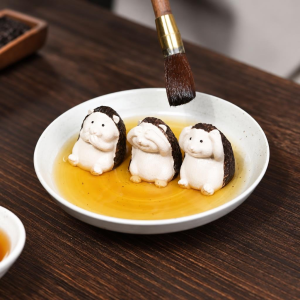 Egeltje als tea pet van Yixing-klei