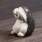 Egeltje als tea pet van Yixing-klei — Pootje voor het gezicht