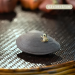 Fruitvormige tea pet van Yixing-klei — Donkergrijze platte schijf