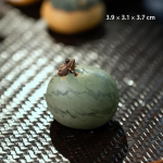 Fruitvormige tea pet van Yixing-klei — Golvende grijsgroene bol