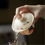Gaiwan met kat en kersen van keramiek