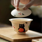 Gaiwan met kat en kersen van keramiek