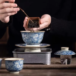 Gaiwan van blauw-wit porselein met bloemendecor
