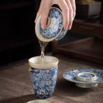Gaiwan van blauw-wit porselein met bloemendecor