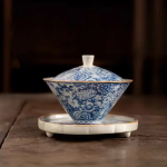 Gaiwan van blauw-wit porselein met bloemendecor