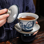 Gaiwan van porselein met blauw decor uit Dehua