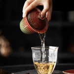 Gaiwan van rood porselein met gespikkeld glazuur
