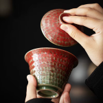 Gaiwan van rood porselein met gespikkeld glazuur