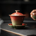 Gaiwan van rood porselein met gespikkeld glazuur