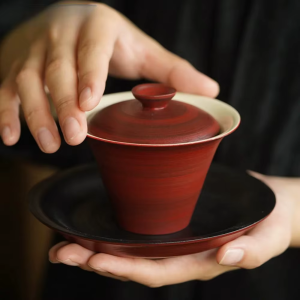 Gaiwan van rood steengoed, handgeschilderd