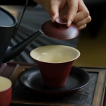 Gaiwan van rood steengoed, handgeschilderd