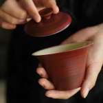 Gaiwan van rood steengoed, handgeschilderd