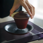 Gaiwan van rood steengoed, handgeschilderd