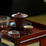 Gaiwan van rood steengoed, handgeschilderd