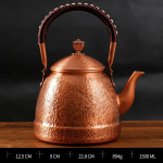 Gehamerde koperen theepot, met de hand gemaakt