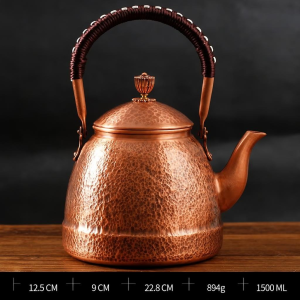 Gehamerde koperen theepot, met de hand gemaakt