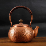 Gehamerde koperen theepot, met de hand gemaakt