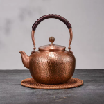 Gehamerde koperen theepot, met de hand gemaakt — Licht gehamerd koper