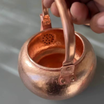 Gehamerde koperen theepot met ingebouwd filter