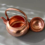 Gehamerde koperen theepot met ingebouwd filter