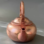 Gehamerde koperen theepot met ingebouwd filter