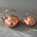Gehamerde koperen theepot met ingebouwd filter