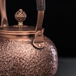 Gehamerde koperen theepot van roodkoper