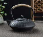 Gietijzeren theepot 900 ml met reliëf — Geribbeld
