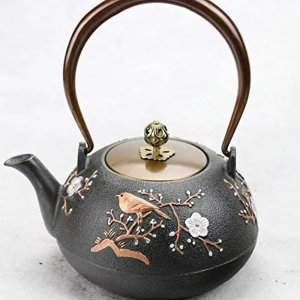 Gietijzeren theepot met bloemen en vogel