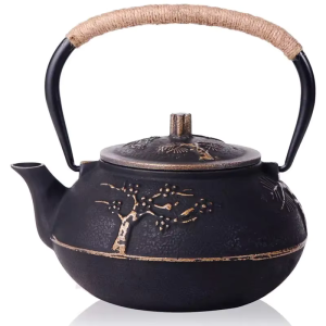 Gietijzeren theepot met pruimenbloesem en theezeef