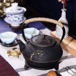 Gietijzeren theepot met pruimenbloesem en theezeef