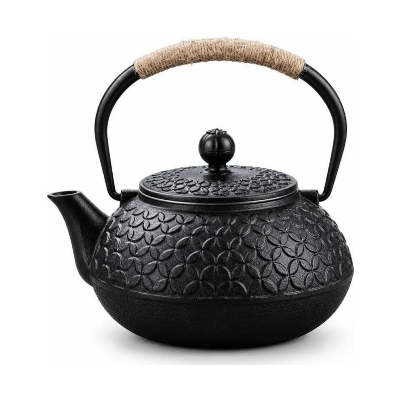 Gietijzeren theepot met reliëfmotieven