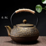 Gietijzeren theepot met reliëfmotieven