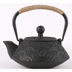Gietijzeren theepot met reliëfmotieven