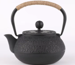 Gietijzeren theepot met reliëfmotieven — Bloemenband