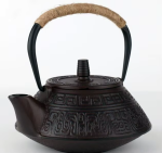 Gietijzeren theepot met reliëfmotieven — Bruin-zwarte spiralen