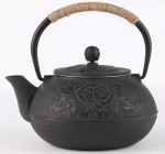 Gietijzeren theepot met reliëfmotieven — Centrale bloem