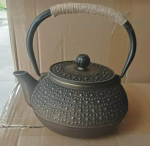 Gietijzeren theepot met reliëfmotieven — Dicht op elkaar staande donkergrijze stippen