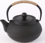 Gietijzeren theepot met reliëfmotieven — Dicht op elkaar staande zwarte stippen