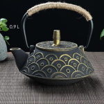 Gietijzeren theepot met reliëfmotieven — Gouden bogen